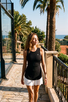 DAISY colourblock pleated dress in Black – women's padel dress by Six'o – lifestyle photo at the padel club